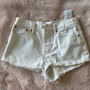 Size 27, Levi’s shorts, white